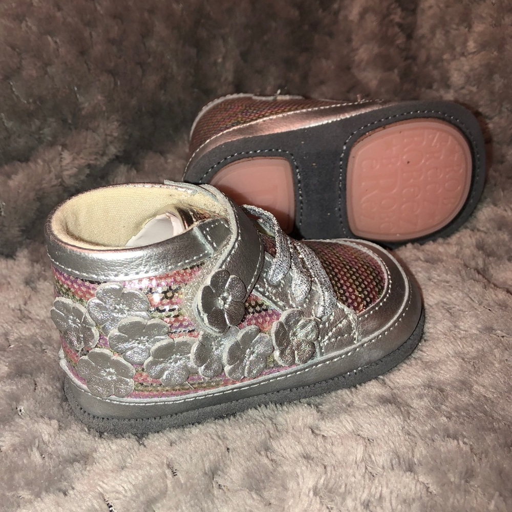 NWT Silver Hightop Robeez